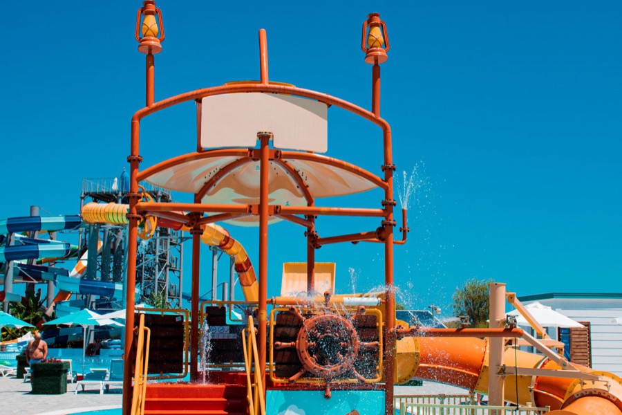Les toboggans colorés d’un parc aquatique de plein air.